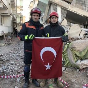 Türk bayrağını enkaz altında bırakmadılar