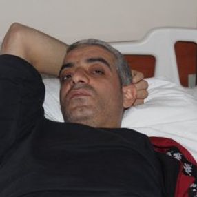 Depremden korkan adam, belinden ve bacaklarından oldu