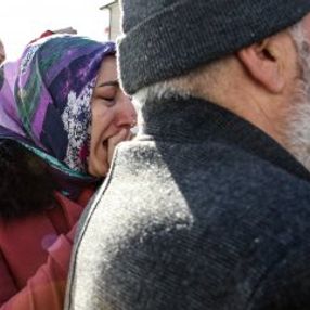 Evinin yıkılışını gözyaşlarıyla izledi