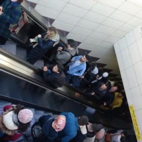 Yürüyen merdivenlerde tehlikeli oyun
