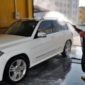 Eşinden ayrıldı, oto yıkayarak 3 çocuğuna bakıyor