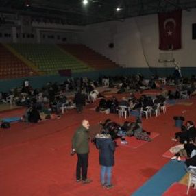 Evleri zarar gören vatandaşlar spor salonunda konaklıyor