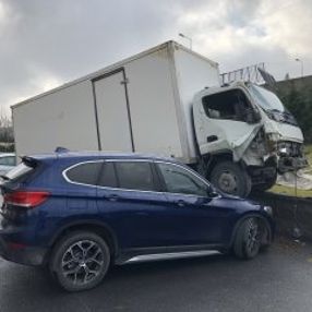 Avcılar'da kamyon sitenin bahçesine uçtu