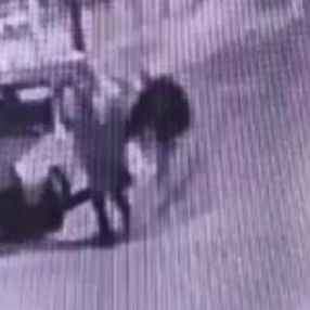 Bisikletle geçerken öğretmeni taciz etti
