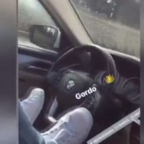 Ayağıyla otomobil kullanan maganda
