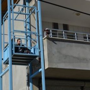 Yürüyemeyen oğlu için evinin balkonuna asansör yaptırdı