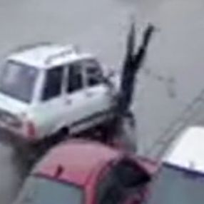 Otomobilin çarpmasıyla havaya fırladı