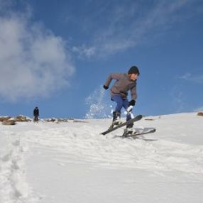 Kars'ta köylü çocuklar dağ yamacını piste çevirdi