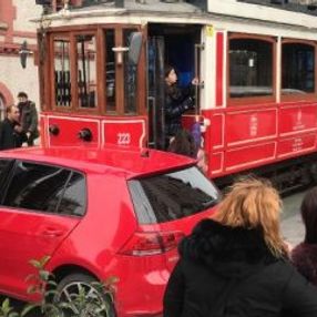 Tramvay kaza yaptı, görenler fotoğraf çektirdi