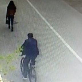 Lise öğrencisinin çantasını kapıp, kaçtı
