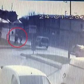 Bıçaklı şahsın polise saldırdığı anlar kamerada