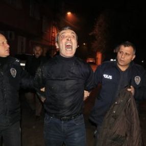 Adana'da bir kişi evini ateşe verdi