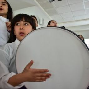 Yoğurt kovasıyla müziğe başlayan 85 kişilik orkestra