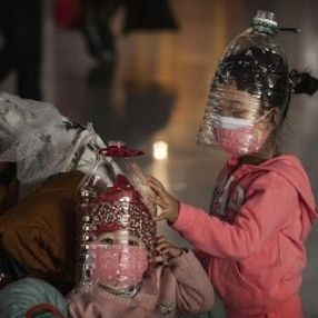 Çin'de sütyenli, plastik şişeli maskeli günler