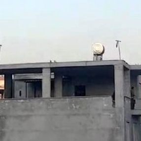Polisten kaçmak için çatıdan çatıya atladı