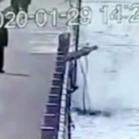 Çinli bir adam, nehirdeki sütunları devirdi