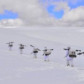 Türk askerinin dağlardaki terörist avı