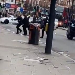 Londra'da bıçaklı saldırı