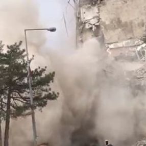 Malatya'da hasarlı bina yıkım işlemi sırasında çöktü