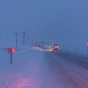 Van'da minibüs üzerine çığ düştü