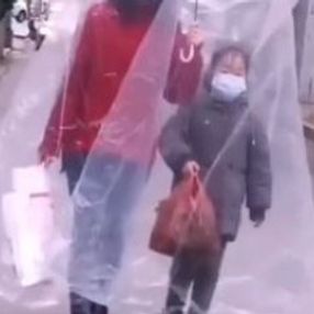 Çinli anne ve kız sokak ortasında torbayla gezdi