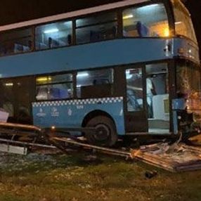 Kartal'da özel halk otobüsü durağa daldı: 5 yaralı