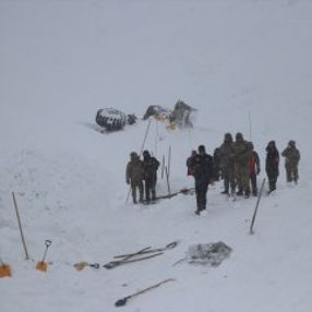 Çığ altında kalan 2 kişiyi arayan ekibin üzerine çığ düştü