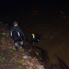 Irmağa atlayan kızının peşinden gitti