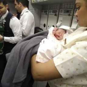Seyir halindeki uçakta doğum yaptı