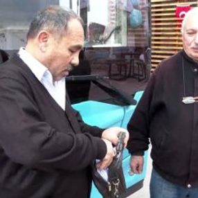 Sürücü, otobüste unutulan dövizi sahibine teslim etti