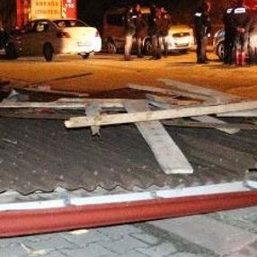 Ankara'da fırtına: Ağaçlar devrildi, çatılar uçtu