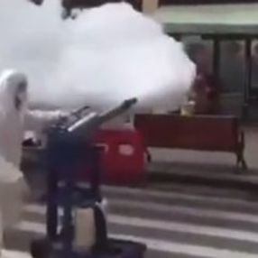 Çin'de sokaklar ilaçlanıyor