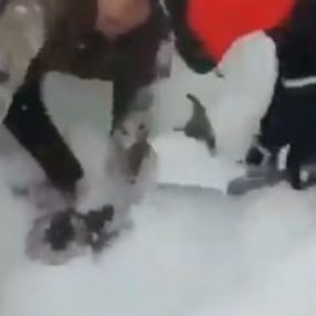 Çığ altından sağ çıkartılan vatandaşın o anları