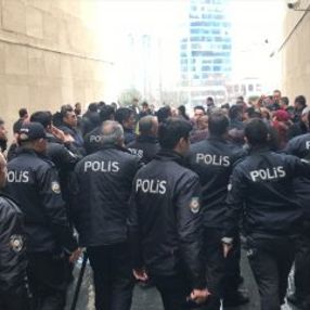 Cinayet davasının tarafları arasında arbede yaşandı