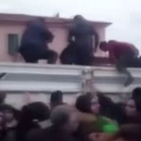 Depremzedelere koli fırlatanlar gözaltına alındı
