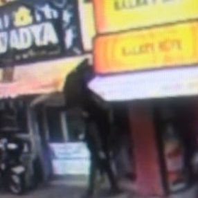 Beton parçanın altında kalmaktan saniyelerle kurtuldu