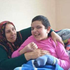 Anne ve babası terk etti, babaannesi sahip çıktı