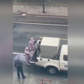 Çinliler koronavirüs hastalarını kafesle taşıyor