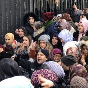 Mağaza açılışında indirim izdihamı