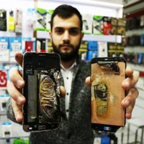 Tamir etmek istediği telefon elinde alev aldı