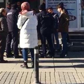 Arnavutköy'de zabıta, simit satan gence engel oldu