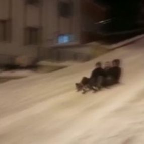 Giresun'da kayak yapan gençlere yoldan geçen araç çarptı