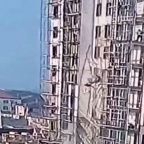 Rusya'da 2 inşaat işçisi 9'uncu kattan yere düştü