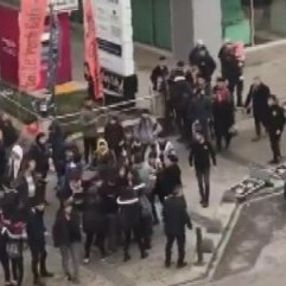 İstanbul'da 50 lise öğrencisi birbirine girdi