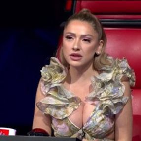 Hadise çiçekli elbisesiyle poz verdi