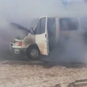 Kars’ta donan minibüs, altında ateş yakılırken alev aldı