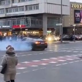Türk düğün konvoyu Berlin'de yolu kapattı