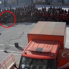 Okul müdüründen öğrenciye tekme