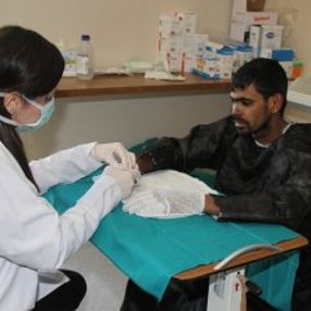 Ölüme terk edilen göçmenler donmak üzereyken kurtarıldı