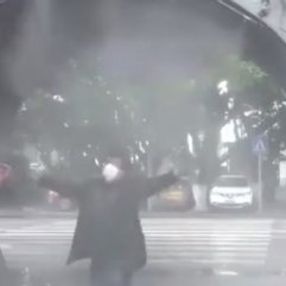 Çin'de kurulan dezenfekte istasyonu